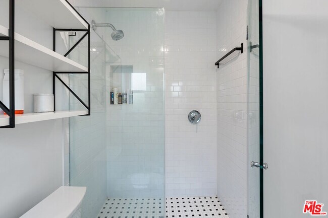 Building Photo - 8474 Oakwood Ave