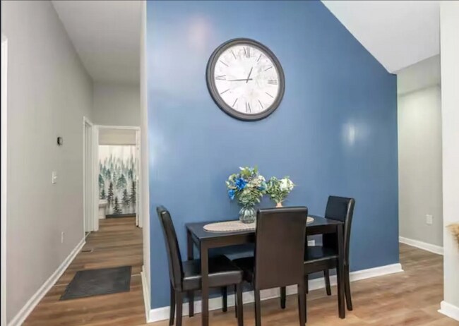 Building Photo - Spacious 5-Bed  Furnished Unit Near Xavier | Modern Updates, In-Unit Laundry & Off-Street Parking