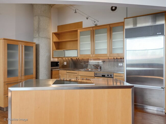 Building Photo - 728 W Jackson Blvd