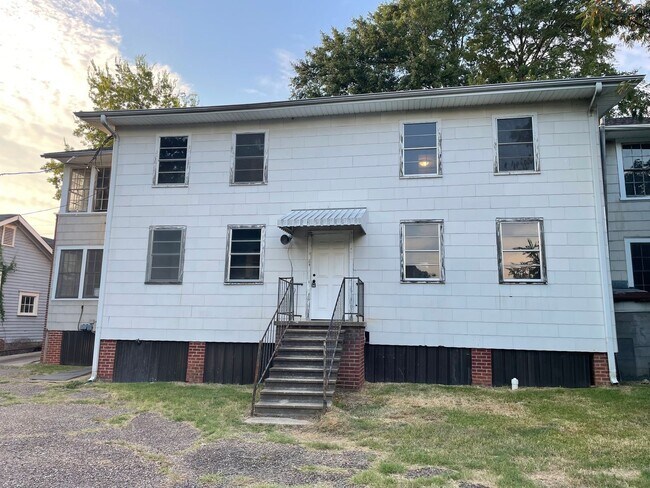 Building Photo - Just Remodeled 2 Bed, 1 Bath Home