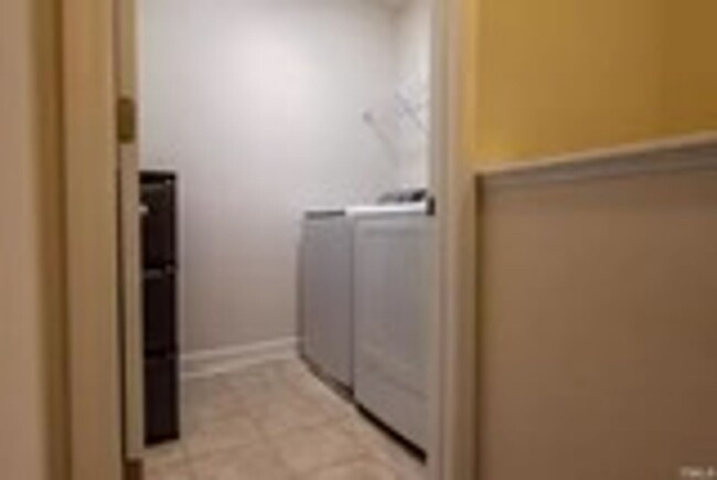 Building Photo - Townhome in Flowers Plantation with Water ...