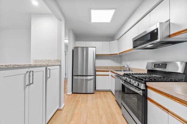 Building Photo - Fairwinds. Renovated and Updated. Spacious 2 bed 2 bath ground level condo in Annapolis!