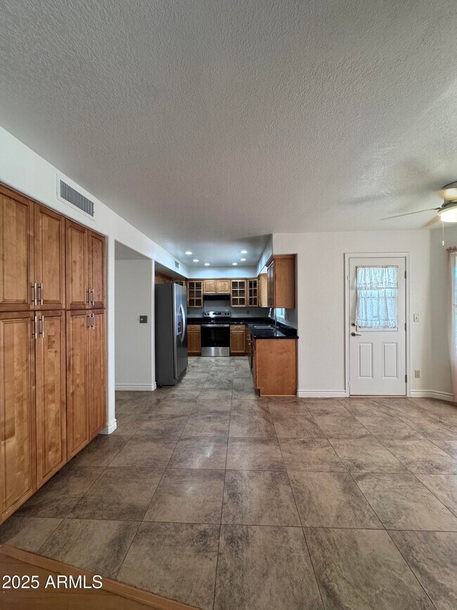 Building Photo - 8631 W Monte Vista Rd