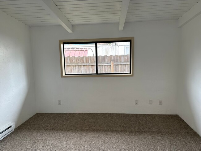 Building Photo - Beautifully updated 2 bedroom 1 bath home ...