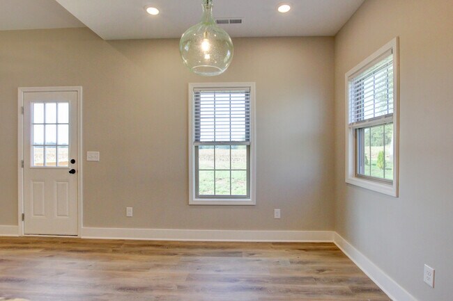 Building Photo - 102 Riverbend Dr