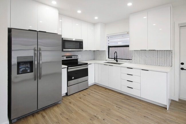 Building Photo - 800 NW 101st St