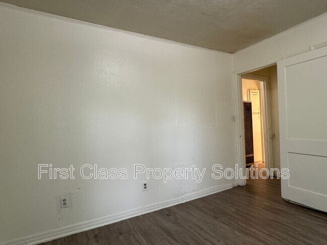 Building Photo - 1904 NE 25th St