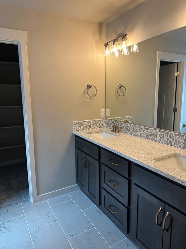 Building Photo - Newer Home in Culdesac
