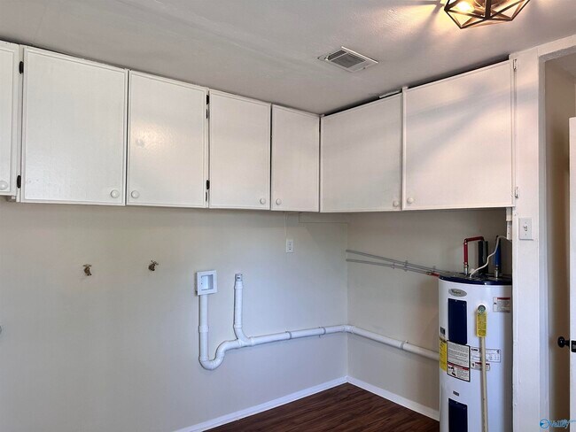 Building Photo - 14001 Sandhurst Dr SW