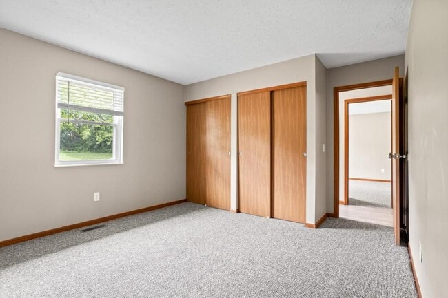 Building Photo - 3477 Redbud Dr