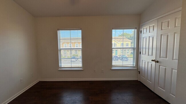 Building Photo - 2 Bedroom 2.5 bath town home in Bartram!