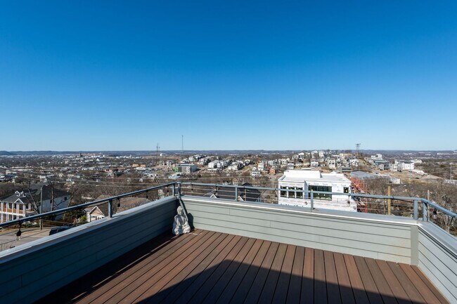 Building Photo - 4 Bedroom/3.5 Bath home overlooking the ci...