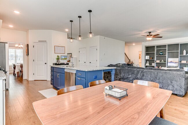 Building Photo - Two Story home in Quaker Knoll! Ready now !