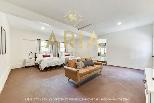 Building Photo - Unique 3 bed/2 bath Property with HUGE Bon...