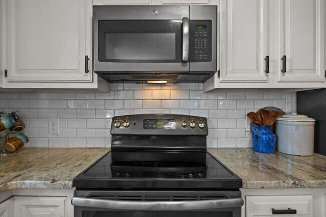 Building Photo - Gorgeous Mid-Century Modern Ranch in West Raleigh near NCSU and Lake Johnson - Fenced-in Backyard!