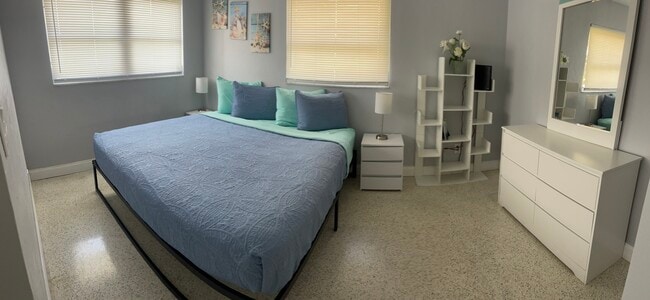 Primary Photo - 4960 Viceroy St