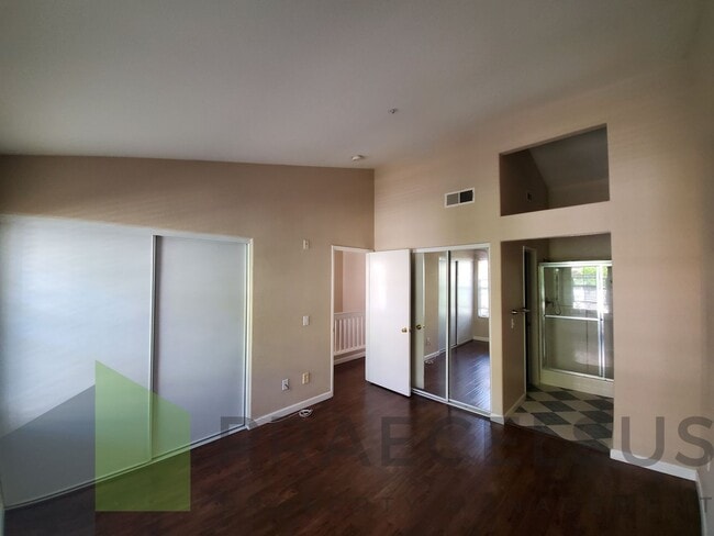 Building Photo - Gorgeous Townhome in Sorrento Valley