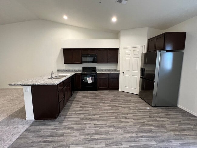Building Photo - 3 BEDROOM TOWNHOME!