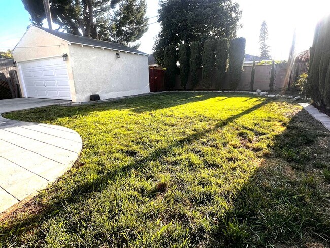 Building Photo - Single Family. 3-bed Home - Desireable Neighborhood!