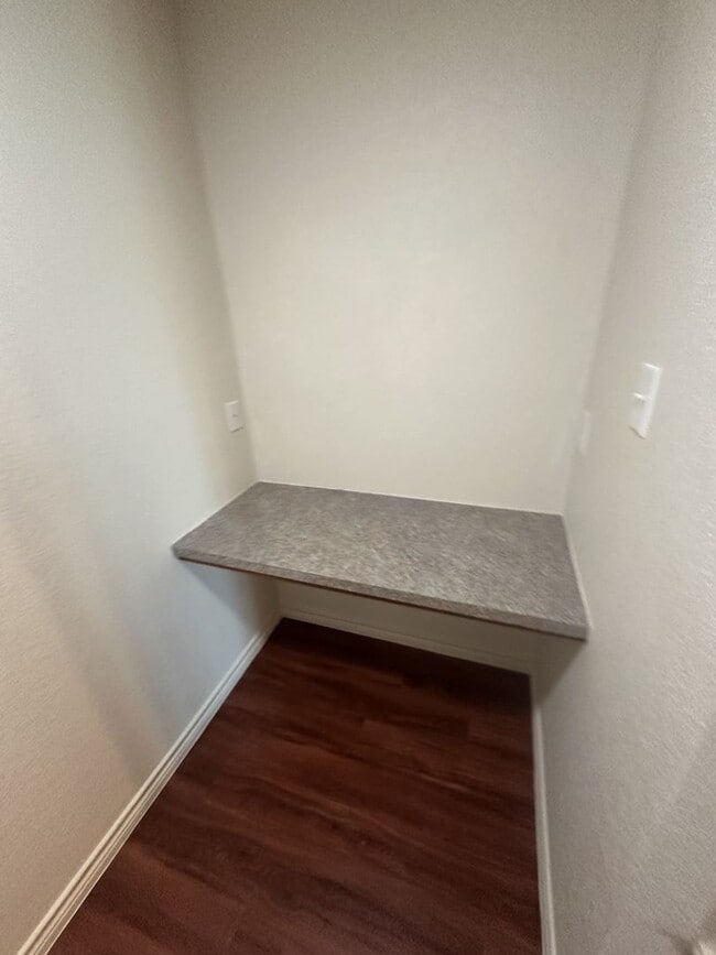 Building Photo - AVAILABLE NOW! (SECTION 8 ACCEPTED)