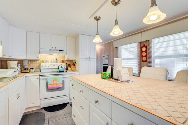 Building Photo - 670 N Green Cir