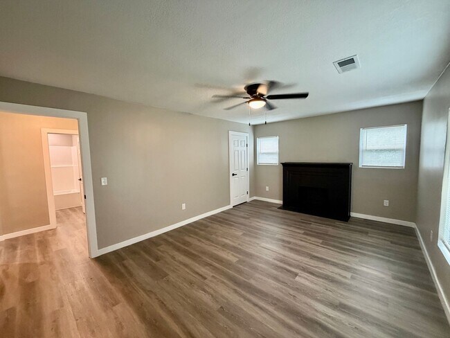 Building Photo - LARGE 4 BEDROOM ALL REMODELED
