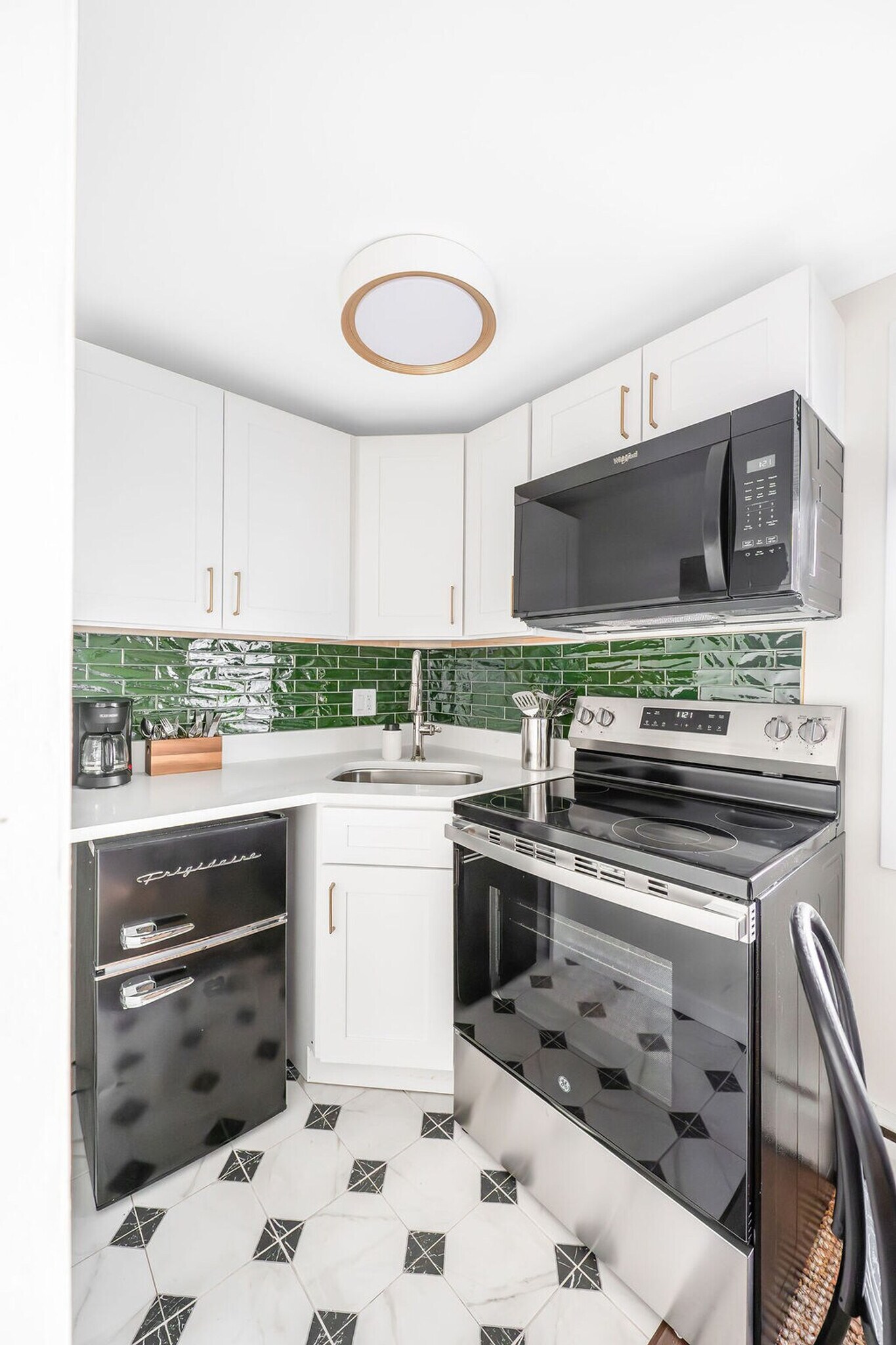 Building Photo - 200 S Henry St