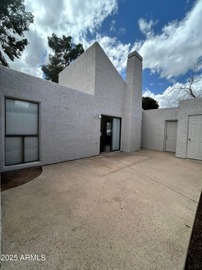 Building Photo - 329 E Ambassador Dr