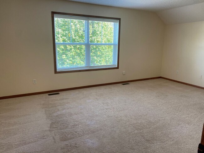 Building Photo - 3010 Cottage Ln N