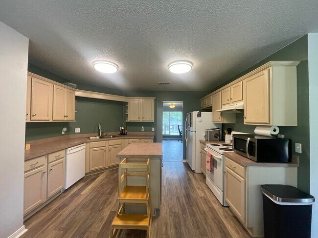 Building Photo - 321 Egan Dr