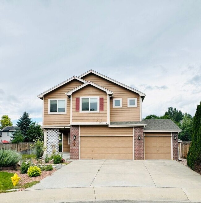 Building Photo - Gorgeous 5 Bedroom 3.5 Bath House with 3 c...