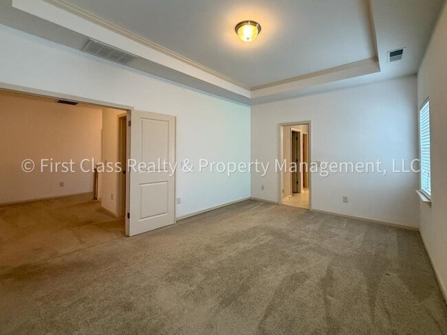 Building Photo - 565 Park View Drive