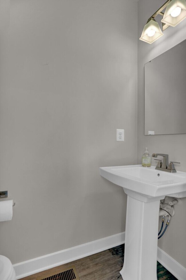 Building Photo - Luxury 4-Story Townhome with Rooftop Terrace!