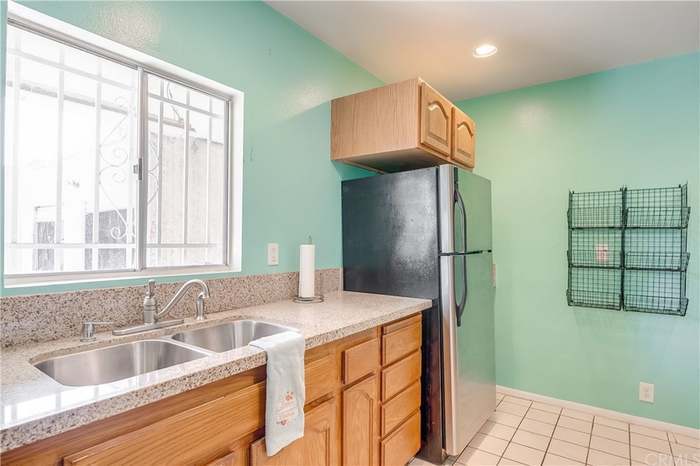 Kitchen - 1134 N Mariposa Ave