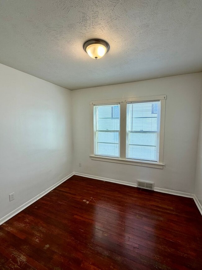 Building Photo - Spacious 3 bed/1.5 Bedroom House Close to Blackstone and Major Universities