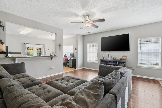 Building Photo - Charming 3BR Home in Richmond Hill with Pond View & Great Location!