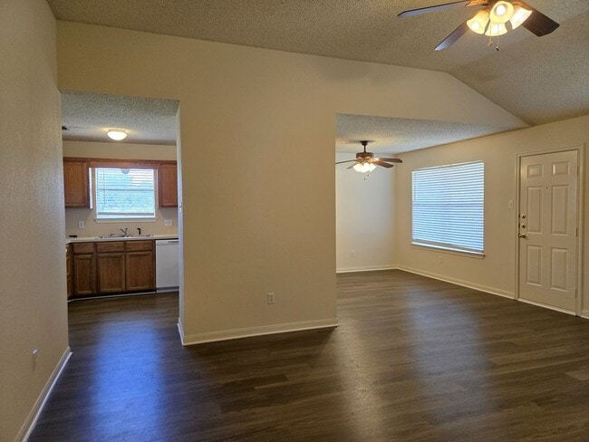 Building Photo - 3/2 Hewitt Duplex