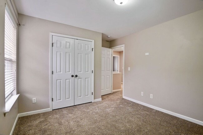 Building Photo - Room to Live, Minutes from Everything 1048 Castlemaine!