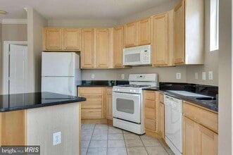 Building Photo - 2765 Centerboro Dr
