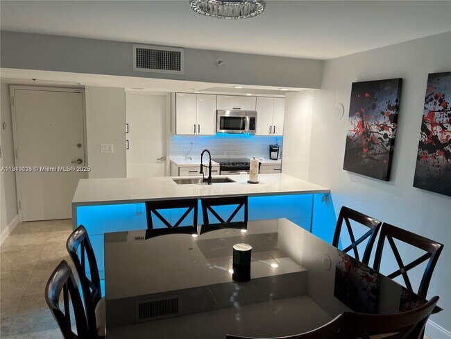 Building Photo - 1717 N Bayshore Dr