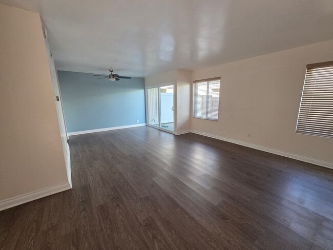 Building Photo - 3 Bedroom 2.5 Bath Town House