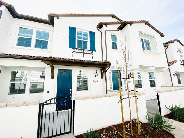 Building Photo - 30436 Town Square Dr