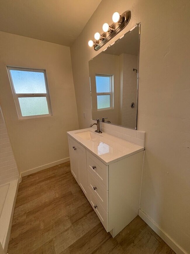 Building Photo - 1305-1305 1/2 Washington Ave