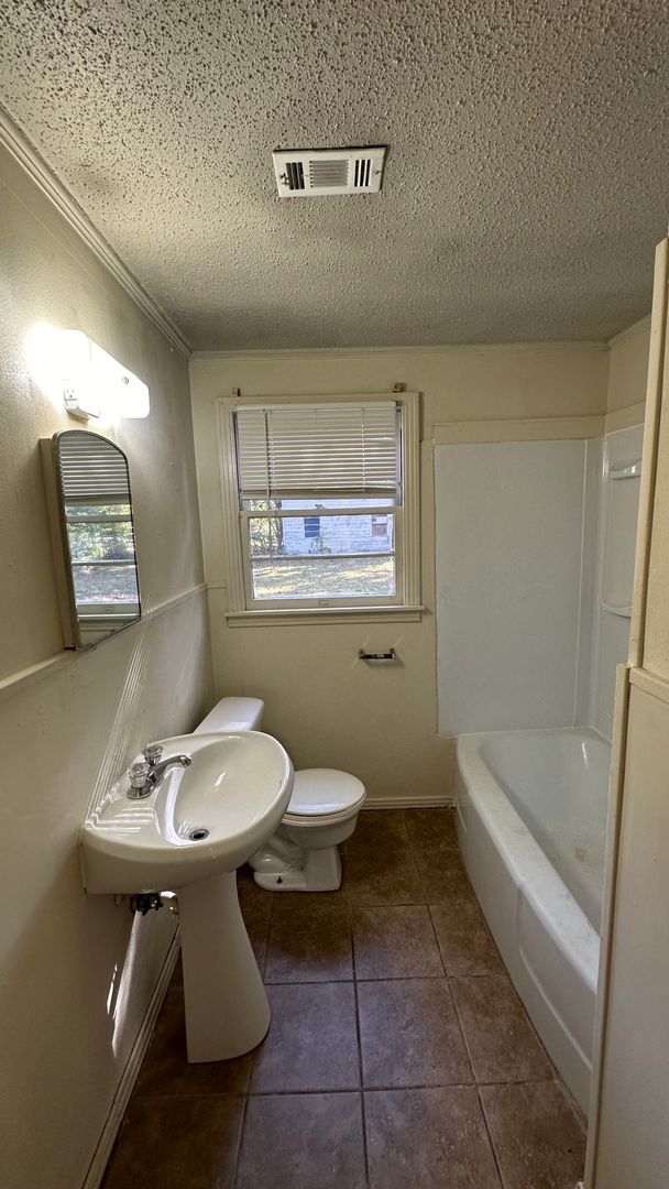 Building Photo - Cute 3 bed House