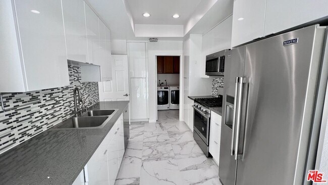 Building Photo - 5420 Sylmar Ave
