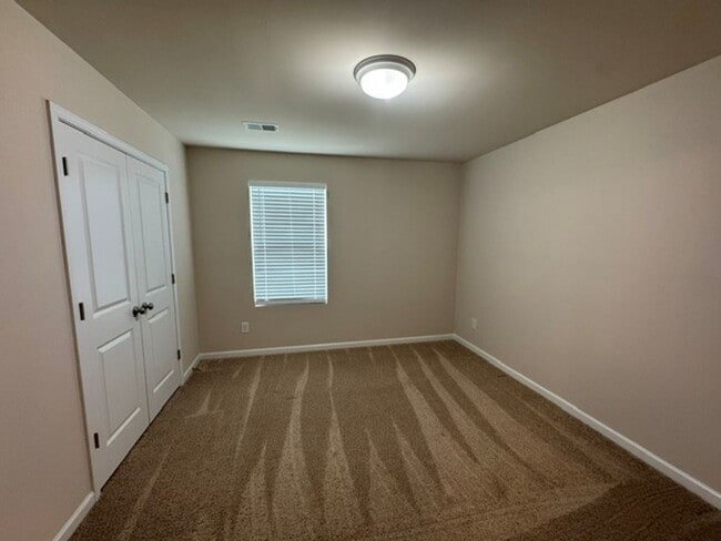 Building Photo - ***** READY TO MOVE IN *****