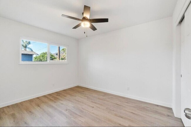 Building Photo - 934 W Alamos Ave