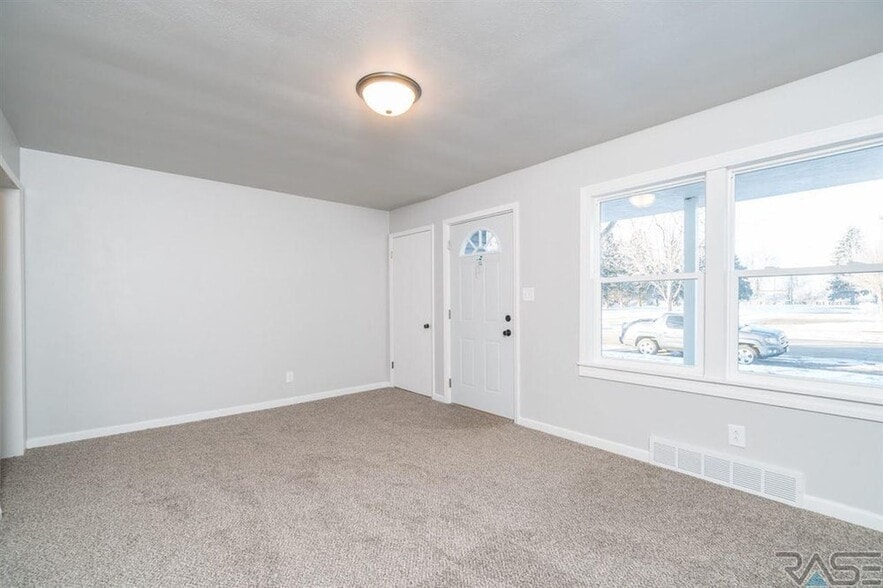 Living room - 2700 S Summit Ave