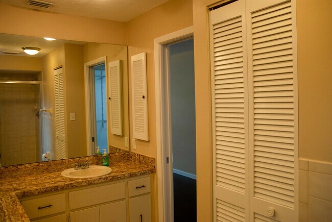 Building Photo - 3/Bedroom 3/Bath Tarpon Springs Home