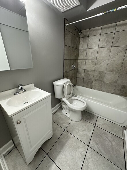 Building Photo - 9632 Ivanhoe Ave